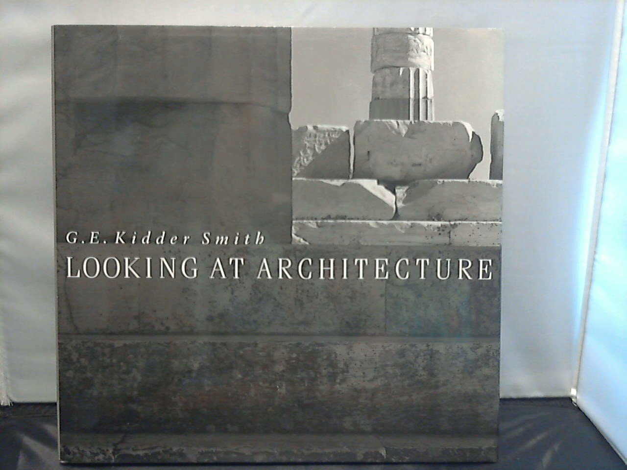 Smith, G.E. Kidder (text and photographs) - Looking at architecture