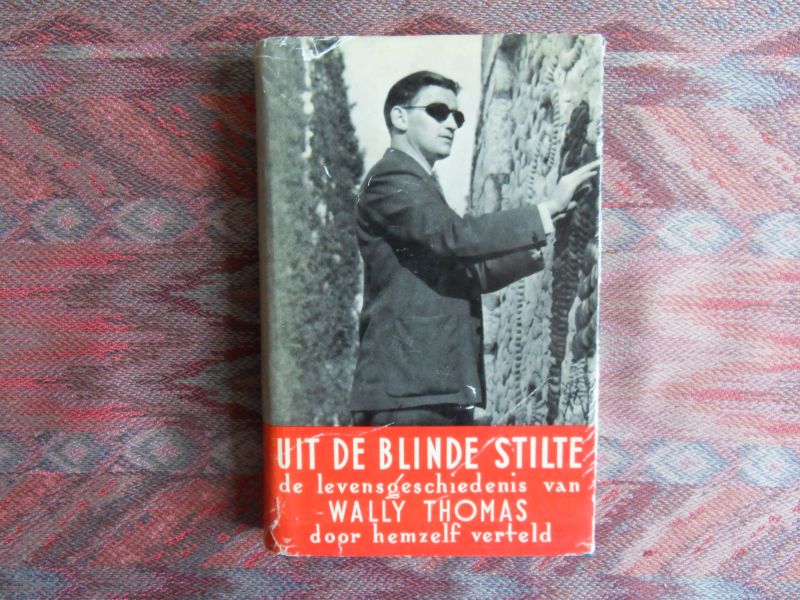 Thomas, Wally. - Uit de Blinde Stilte.- De levensgeschiedenis van Wally Thomas door hemzelf verteld. --- 1e ned. druk, 1960. Geb. in blauwe band. In zeer goede staat. Geen naam ingeschr. en geen onderstrep. Met het (l.b.) stofomslag met foto van auteur. 208 pp.