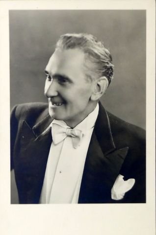 Bongers, Auguste: - [Fotopostkarte, halbe Figur nach halblinks]