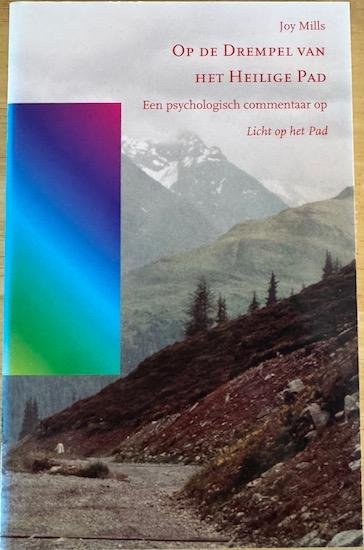 Mills, Joy - OP DE DREMPEL VAN HET HEILIGE PAD. Een psychologisch commentaar op licht op het pad