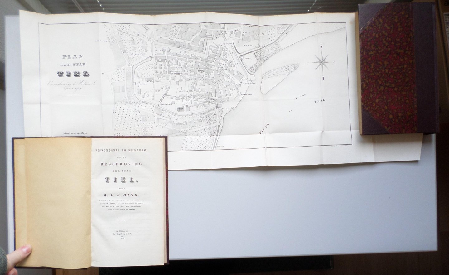 Rink, E. D. - Beschrijving der stad Tiel. + Bijvoegsels en bijlagen tot de Beschrijving der stad Tiel(2 volumes)