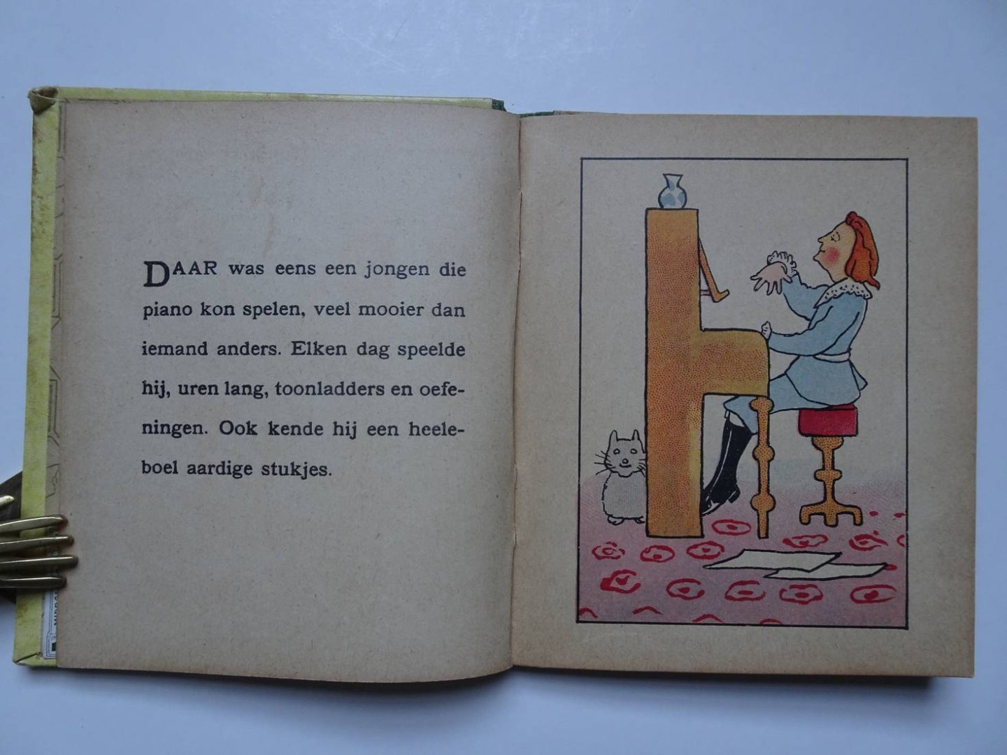 N.n.. - De jongen met de piano en het kleine kindje/ De domme leeuw en het knappe meisje. 2 delen in 1 band.