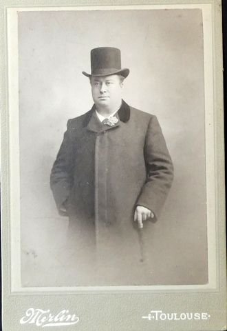 Deville, Jean-Baptiste: - [Fotografie, Kniestük en face]