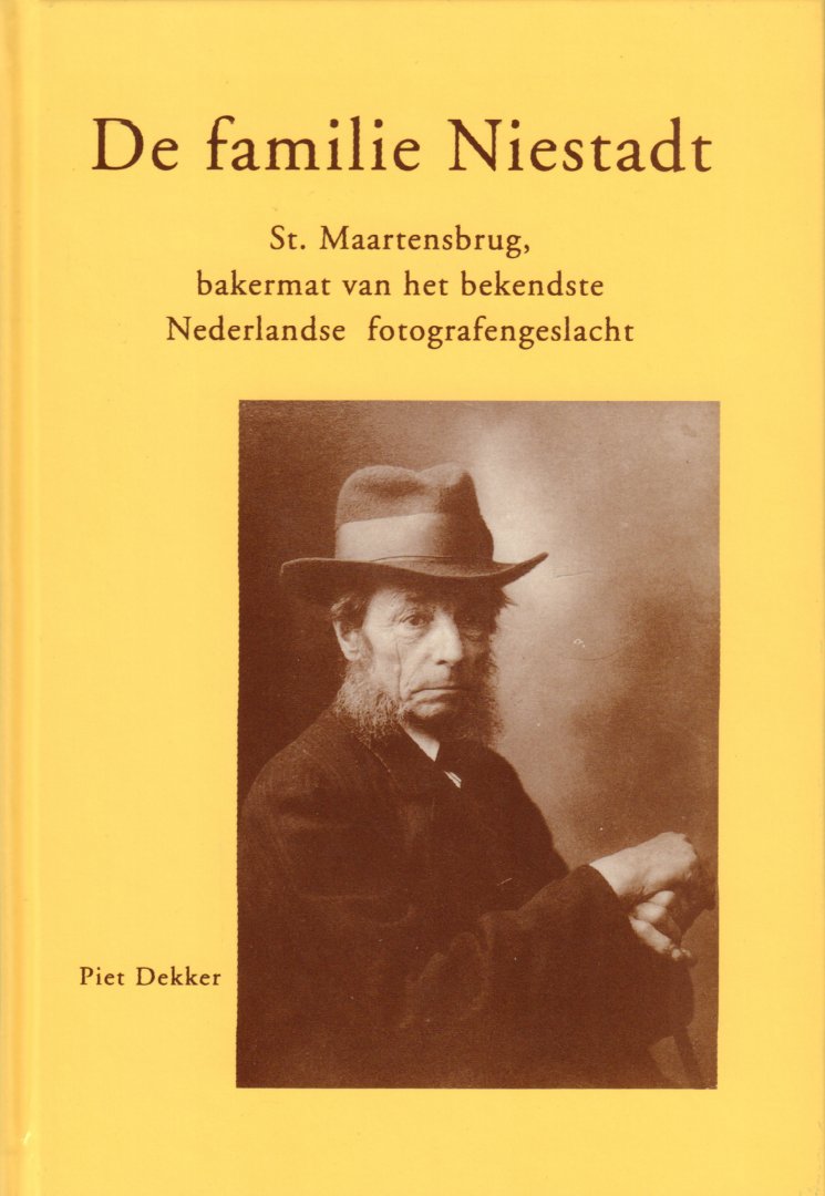 Dekker, Piet - De Familie Niestadt (St. Maartenburg, bakermat van het bekendste Nederlands fotografengeslacht), 88 pag. kleine hardcover, goede staat (naam op schutblad, rug iets verkleurd)