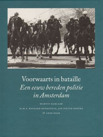 Harlaar, Martin,Hengeveld, Koster e.a. - Voorwaarts in bataille. Een eeuw bereden politie in Amsterdam. hardcover, 132 blz. Met ca. 80 foto's en talloze ooggetuigenverslagen.