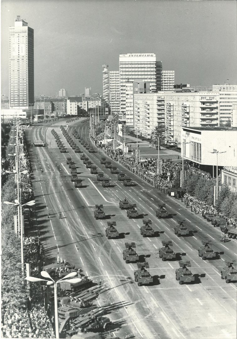 Schneider (fotografie) - Persfoto. Parade der NVA (Nationale Volks Armee) t.g.v. 30-jarig bestaan van de DDR op 7 oktober 1979 op de Karl Marx-allee in Berlijn.