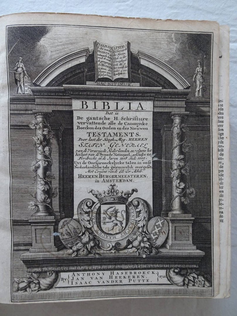  - Biblia, dat is De gantsche H.Schrifture, vervattende alle de Canonijcke Boecken des Ouden en des Nieuwen Testaments. Door Last der Hoogh-Mog: Heeren Staten Generael van de Vereenighde Nederlanden, en volgens het besluyt van de Synode Nationael...