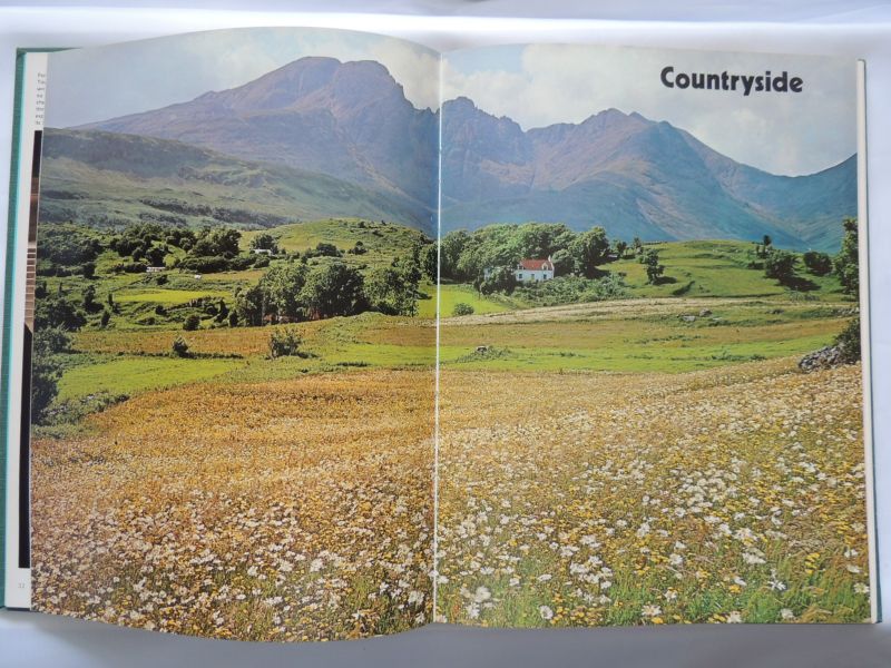  - Picture book of Britain in colour. With 135 colour photographs