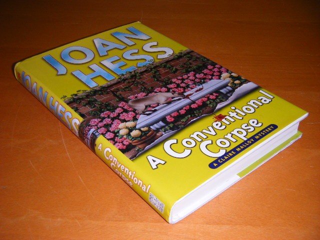 Hess, Joan - A Conventional Corpse. A Claire Malloy Mystery