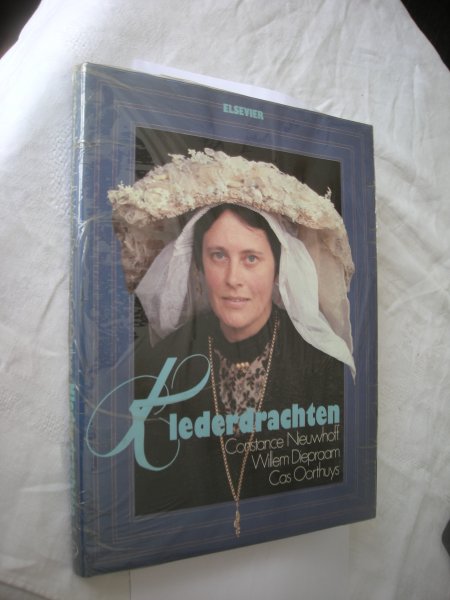 Nieuwhoff, C.,tekst / Diepraam, W. en Oorthuys, Cas, fotogr. - Klederdrachten (provinciegewijs, fotostrips van details)