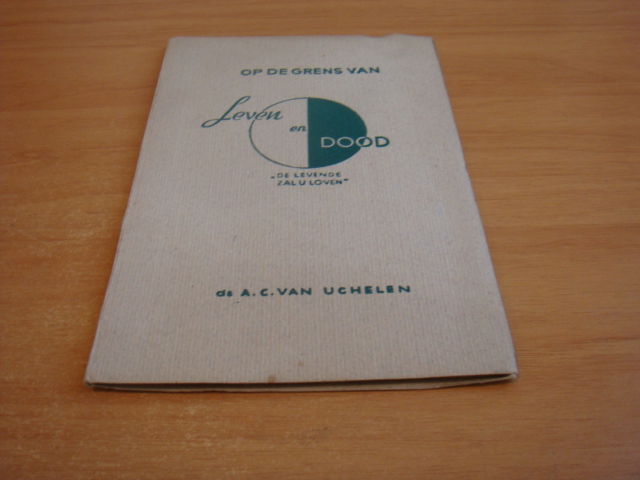 Uchelen, A.C. van - Op de grens van leven en dood - De levende zal u loven