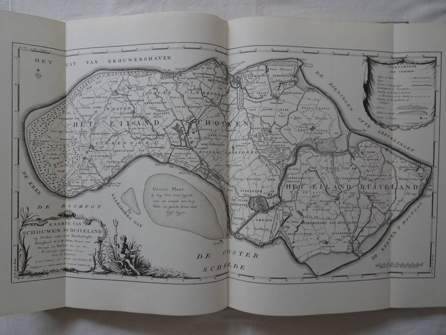  - Atlas van Zeeland; vervattende Naauwkeurige Kaarten Van Alle De Eilanden, op order van Z.D.H. den Prince van Oranje, meetkundig opgenomen door de Heeren Hattinga, geduurende de jaaren 1744 tot 1752. Benevens Grondtekeningen en Gezigten der Ste...