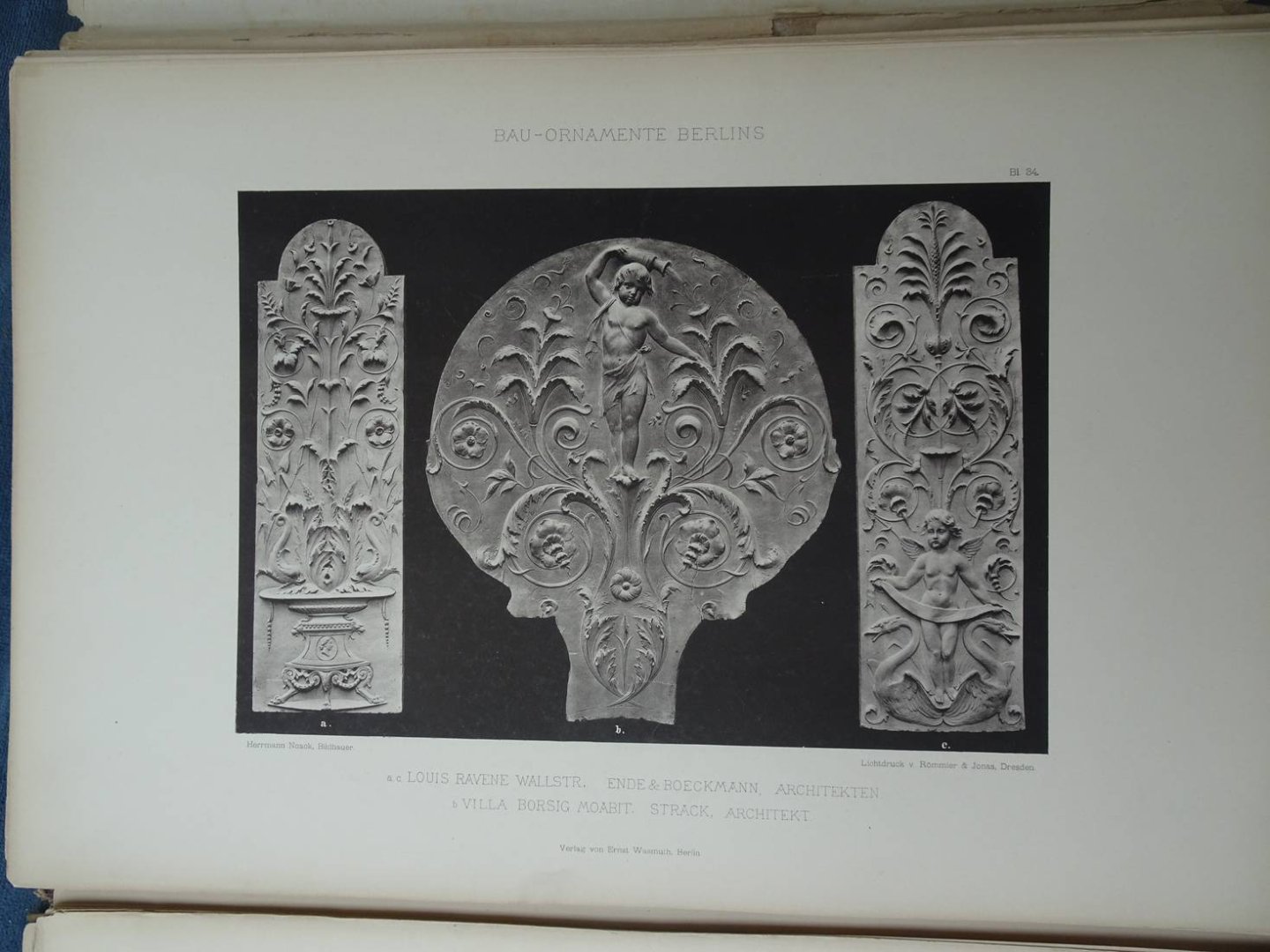 Lessing, Otto. - Ausgeführte Bauornamente Berlins. Sammlung hervorragender Ornamentausführungen der bedeutendsten Architekten, Bildhauer und Maler Berlins.