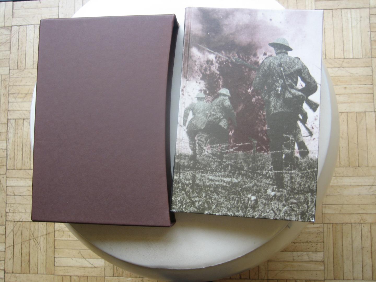 Robert T. Foley and Helen Mc.Cartney - The Somme: An Eyewitness History / Met beschermcassette / Met foto's