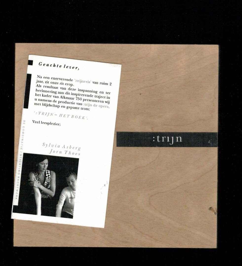 Thoes, Peter, Componist /boots, Wendy, Libretto - Trijn, een cort Verhael- Opera in vijf Taferelen, Wereldpremiere 26 augustus 2004- Kaaspakhuis Eyssen, Alkmaar bijzondere vormgeveng van het boek Voor en achter houten platten