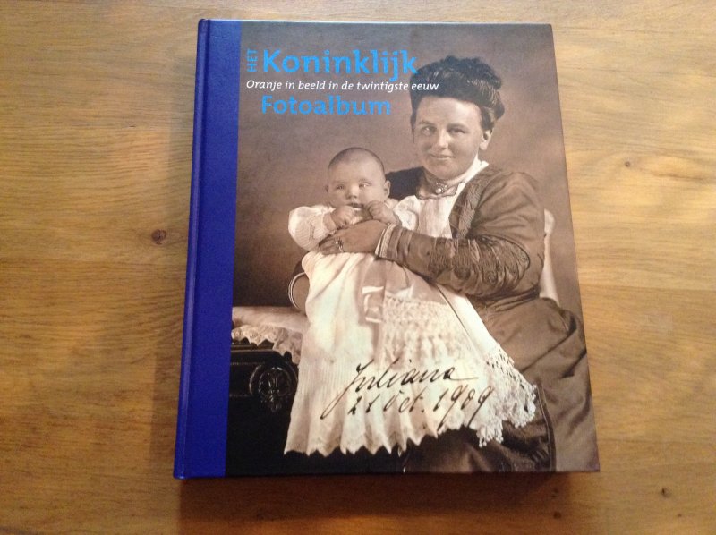 Heuven - Van Nes, R. van - Het Koninklijk Fotoalbum / Oranje in beeld in de twintigste eeuw