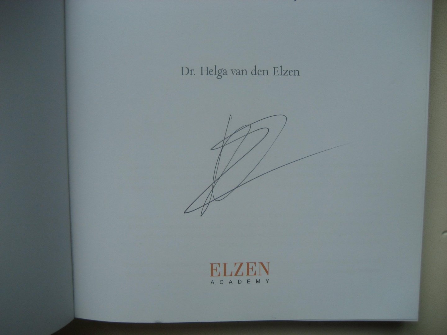 Helga van den Elzen - Mooi om waar te zijn / De maakbaarheid van schoonheid en uitstraling / GESIGNEERD