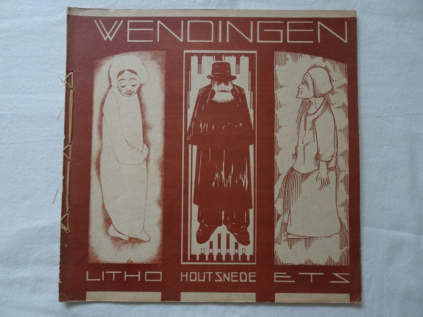 Wijdeveld, H. TH. (ed.). - Wendingen. Litho, Houtsnede, etz. Maandblad voor bouwen en sieren van architectura et Amicitia. Dit is nummer 10 van de 9de serie (1928) en gewijd aan grafische kunst. Met behoud van de bestaande typografie naar ontwerp van H.TH. Wijdeveld.