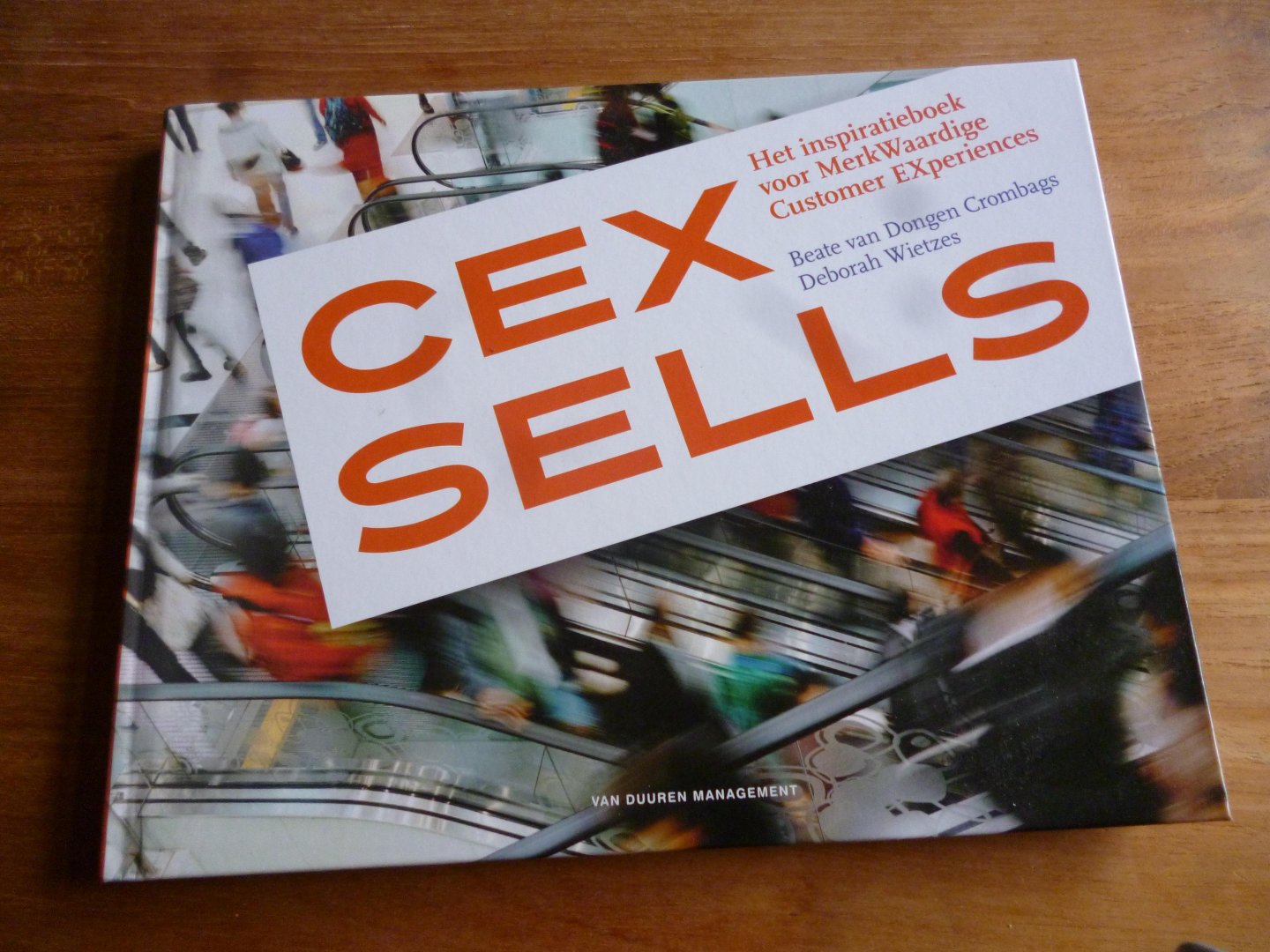 Dongen Crombags, Beate van, Wietzes, Deborah - CEX Sells / het inspiratieboek voor merkwaardige customer experiences