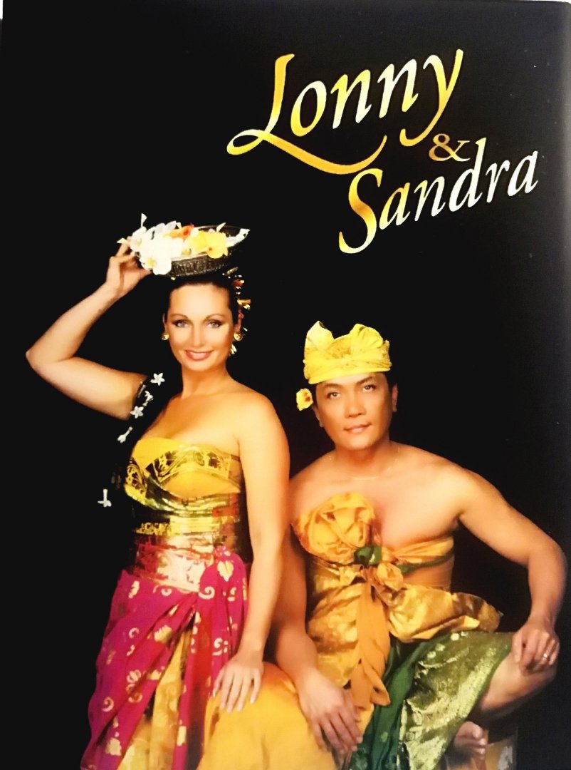 Gerungan , Lonny . [ isbn 9789051217568 ]  4219 ( Gesigneerd met een opdracht voor Evelien . Met foto . ) - De Origineel Balinese Keuken . ( Authentieke familierecepten . ) In dit bijzondere kook- en kijkboek van chef-kok Lonny Gerungan wordt voor het eerst de authentieke keuken van het Indonesische godeneiland Bali uitgebreid belicht. -