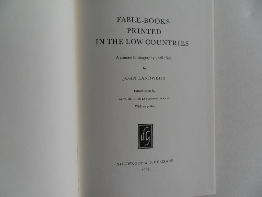 Landwehr, John. [ with an introduction by prof. mr. H. de la Fontaine Verwey ]. - Fable-Books printed in the Low Countries. - A concise bibliography until 1800. - With 12 plates.