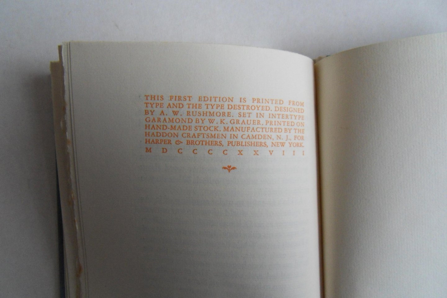 Tomlinson, H.M. [ Met uitgebreide handgeschreven opdracht van de auteur ]. - Illusion: 1915. [ Limited first edition, aantal niet vermeld ].- Reprinted from Harpers Magazine.