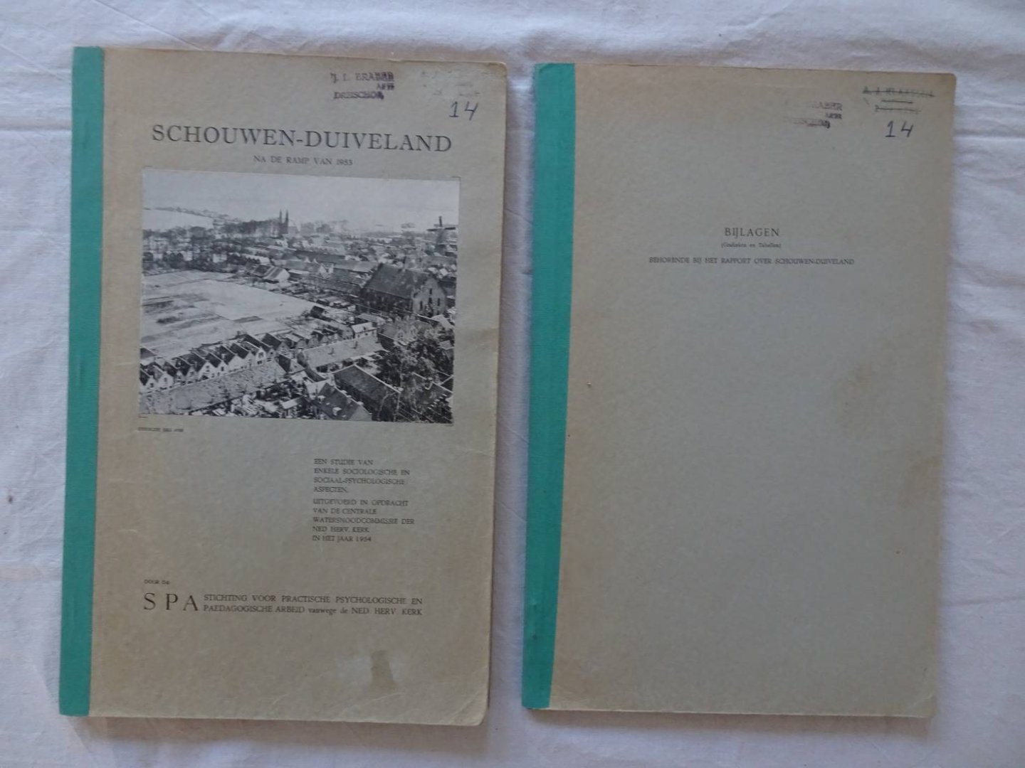 Scholton, H.D., et al. - Schouwen-Duiveland na de ramp van 1953. Een studie van enkele sociologische en sociaal-psychologische aspecten, uitgevoerd in opdracht van de Centrale Watersnoodcommissie der Ned. Herv. kerk in het jaar 1954. Inclusief het bijlagen deel.
