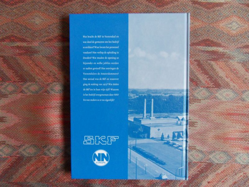 Bruggeman, Kees-Willem; Groenleer, Gert; Groot, Bert de (redactie). - Een zwaar bedrijf. - De lagerindustrie in Veenendaal in woord en beeld. --- 1e druk, 2005. Gebonden in fraaie geillustreerde band. In nieuwstaat. Geen naam ingeschreveen en geen onderstrepingen. 176 pp. Met talloze zwart-wit illustraties.