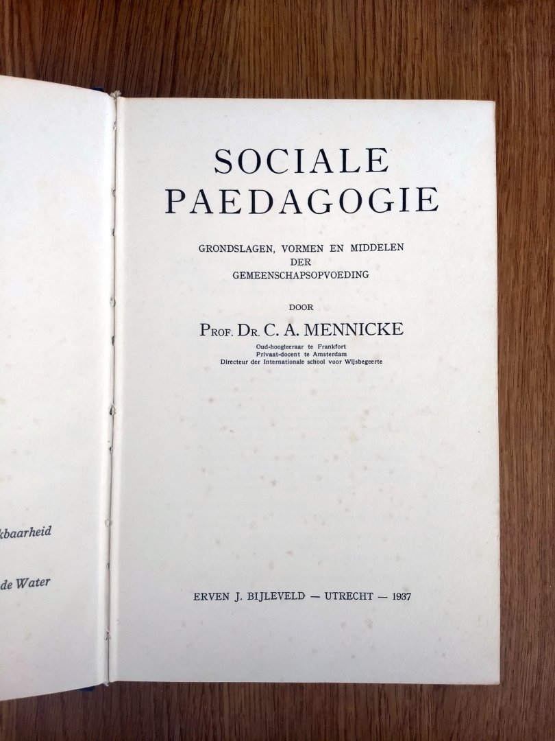 Mennicke, C.A. PROF. - SOCIALE PAEDAGOGIE / PEDAGOGIE - Grondslagen, vormen en middelen der gemeenschapsopvoeding
