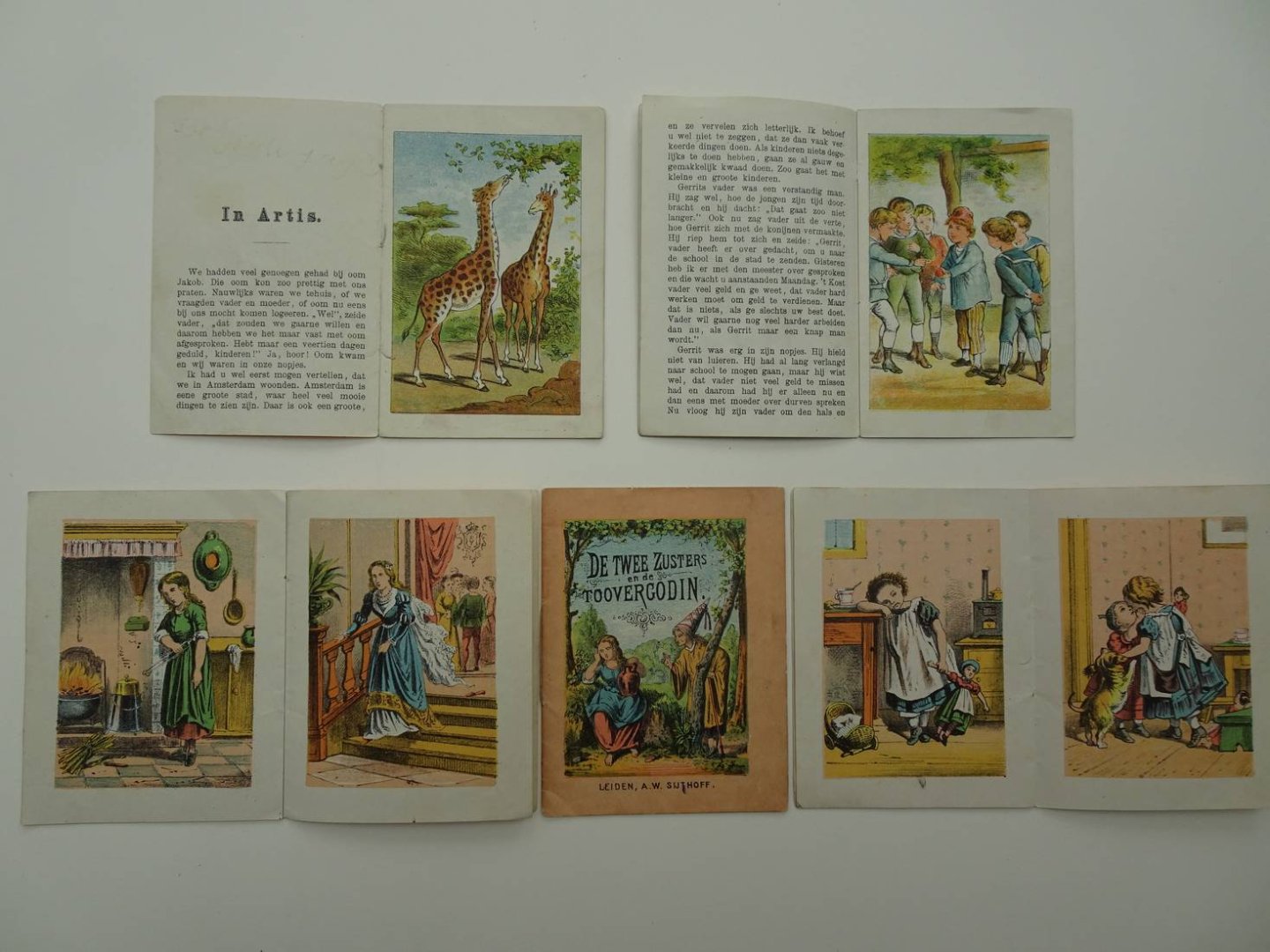 N.n.. - De twee vriendinnetjes/ De twee zusters en de toovergodin/ De geschiedenis van Asschepoetster/ Domme Gerrit/ In Artis. 5 delen.