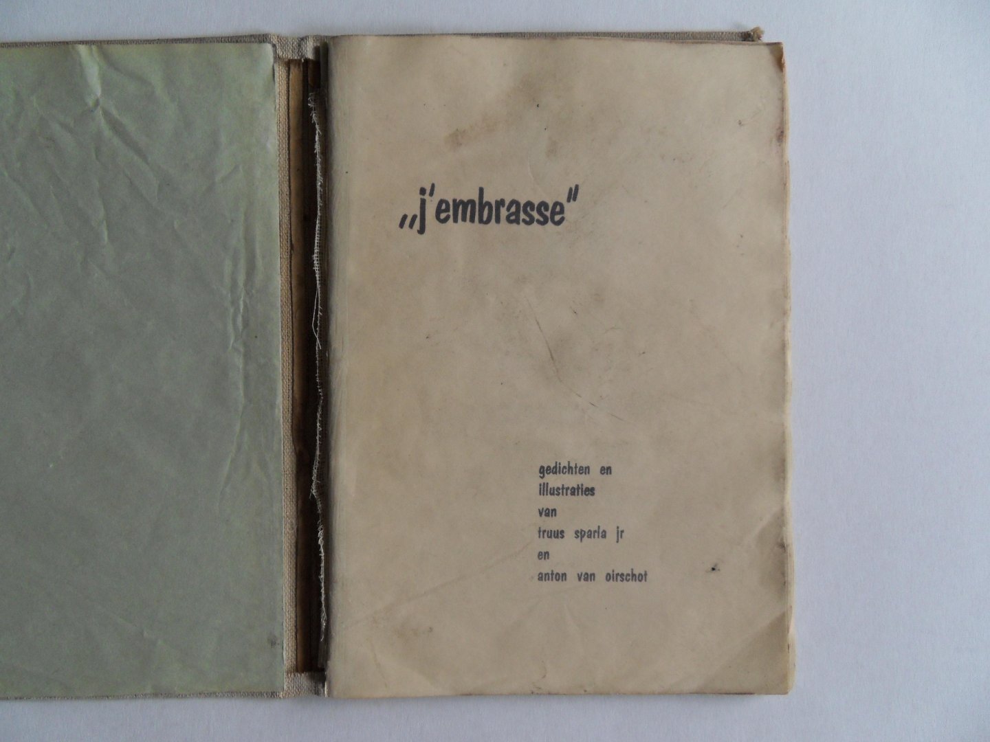 Oirschot, Anton van; Sparla, Truus ( = Carole Vos ). [ Dit boekje was het debuut van Carole Vos onder haar eigen naam ]. - "J`embrasse". [ Beperkte oplage van 300 exemplaren ].