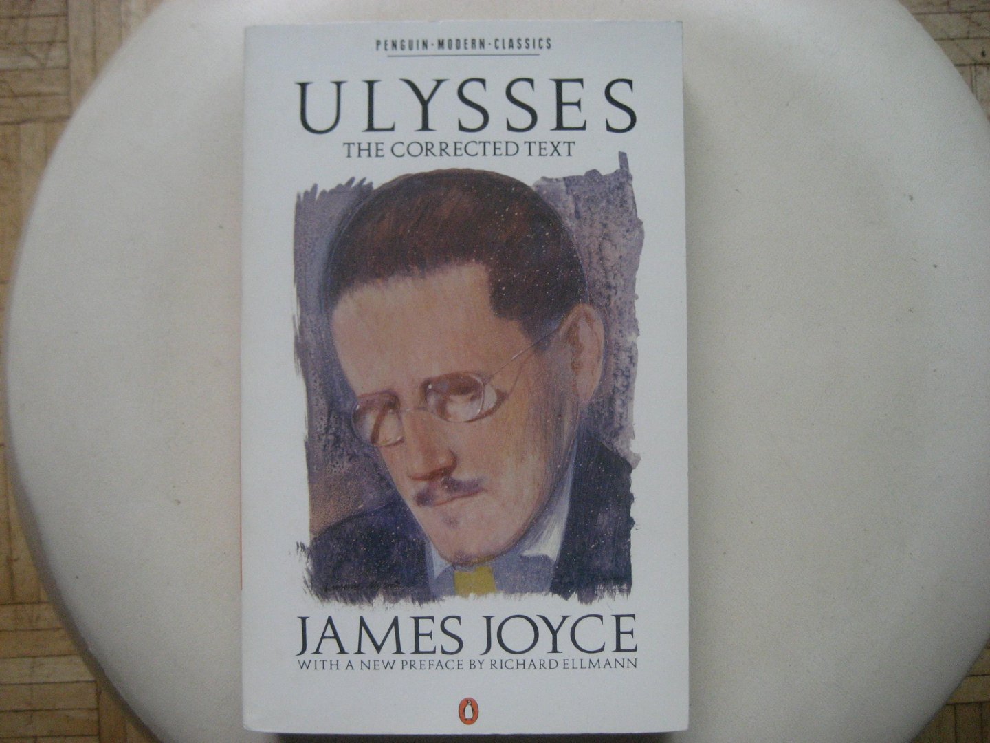 James Joyce ( with a new preface by Richard Ellmann ) - Ulysses / The corrected text