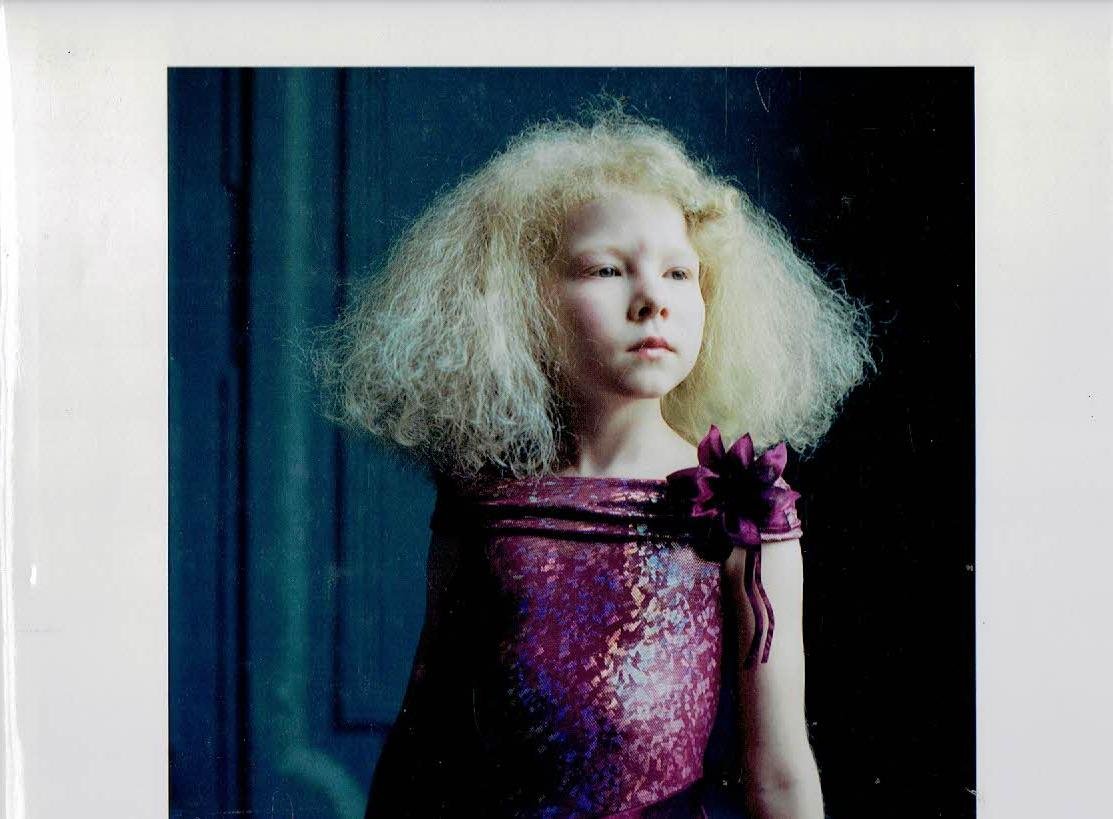 MEENE, Hellen van - Hellen van Meene - Tout va disparaître. Text by / Text von Jörg M. Colberg. - [With signed dedication]