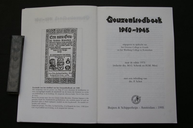  - Geuzenliedboek  1940 - 1945  met een inleiding van drs.P.Schot