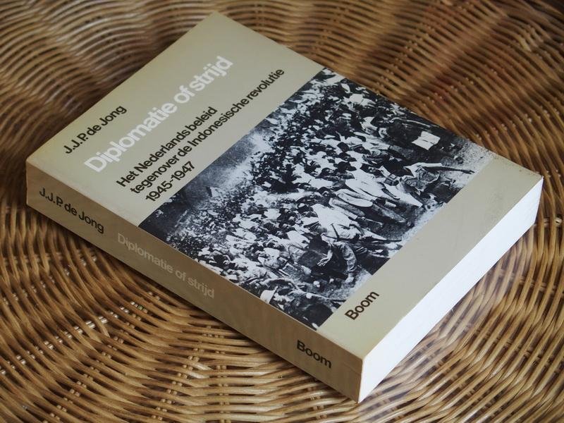 Jong J.J.P. de - Diplomatie of strijd. Een analyse van het Nederlands beleid tegenover de Indonesische Revolutie 1945-1947