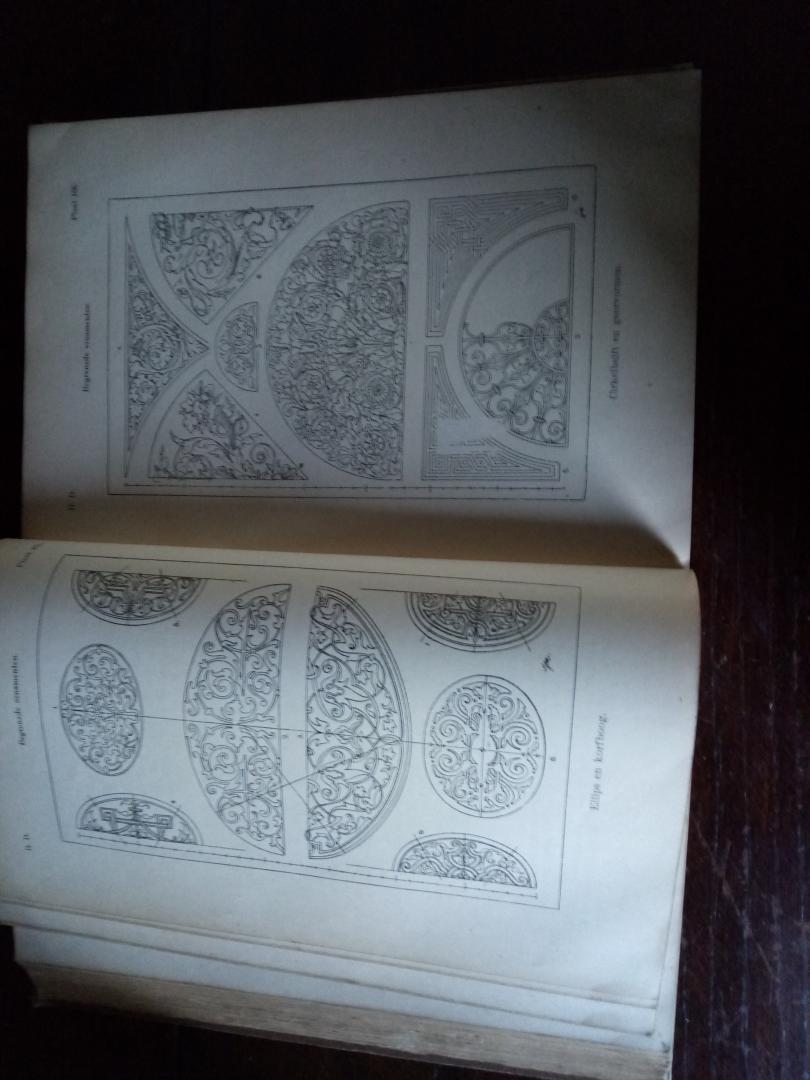 Berden, J.W.H. - Fr. S. Meyer's handboek der ornamentiek. Systematisch gerangschikt ten gebruike voor teekenaars, architecten, teekenscholen, werkplaatsen en voor algemeene studie.