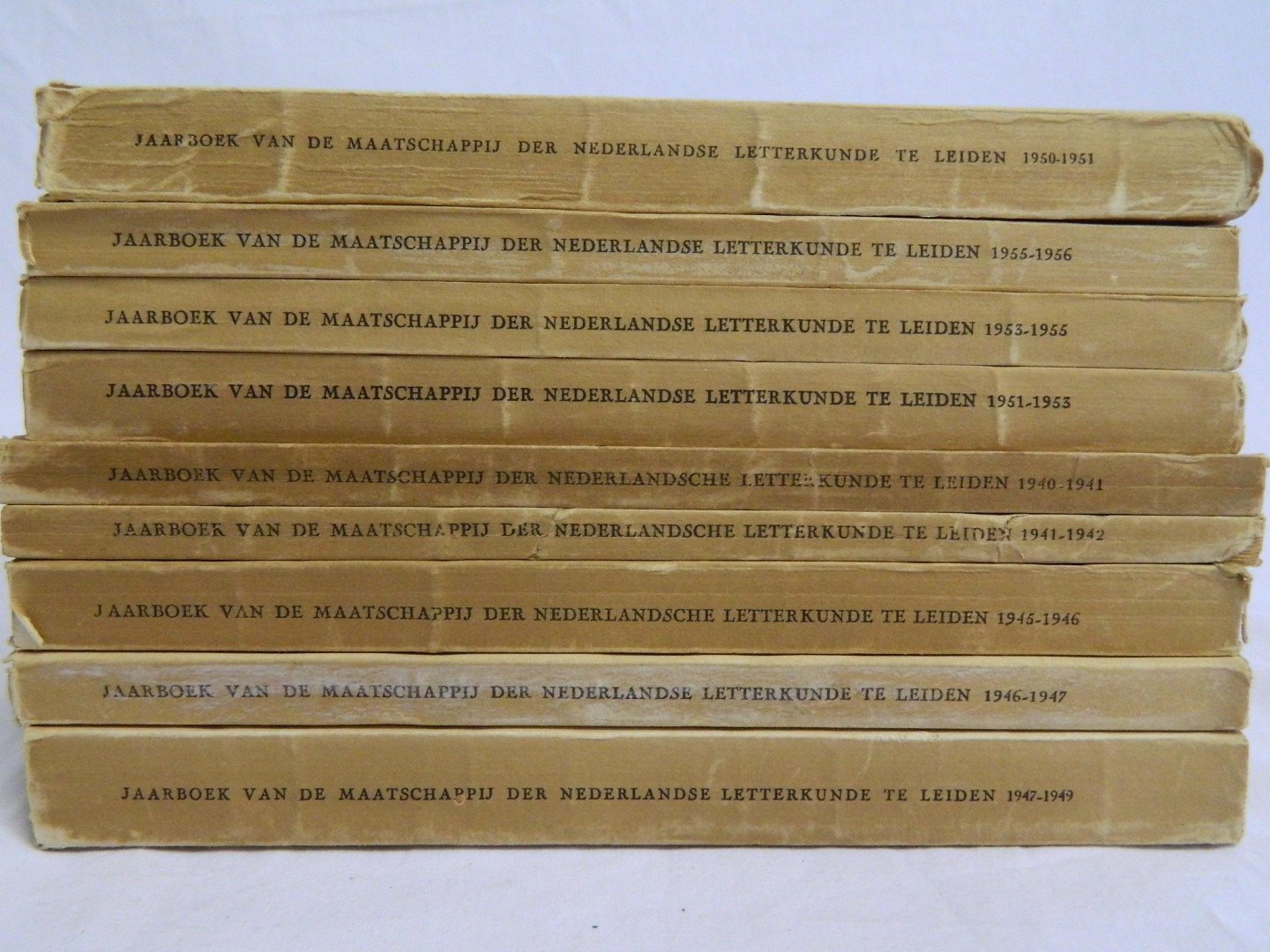 diverse - Van de Maatschappij der Nederlandse Letterkunde te Leiden ( 1940-1956 ) 8 jaarboeken en 1 Handelingen en levensberichten. (2 foto's)