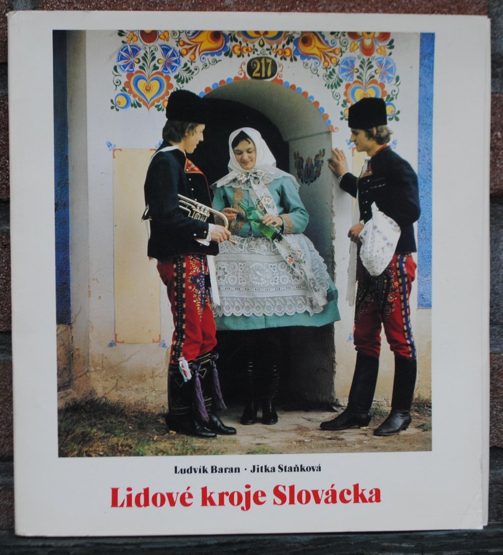 BARAN, LUDVIK & STANKOVÁ, JITKA - Lidové kroje Slovácka Map Map met 33 afbeeldingen in kleur; Engelstalig, Franstalig , Russisch