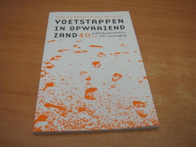 Klinken, G. van - Voetstappen in opwaaiend zand - 40 jaar Publieksactiviteiten VU vereniging