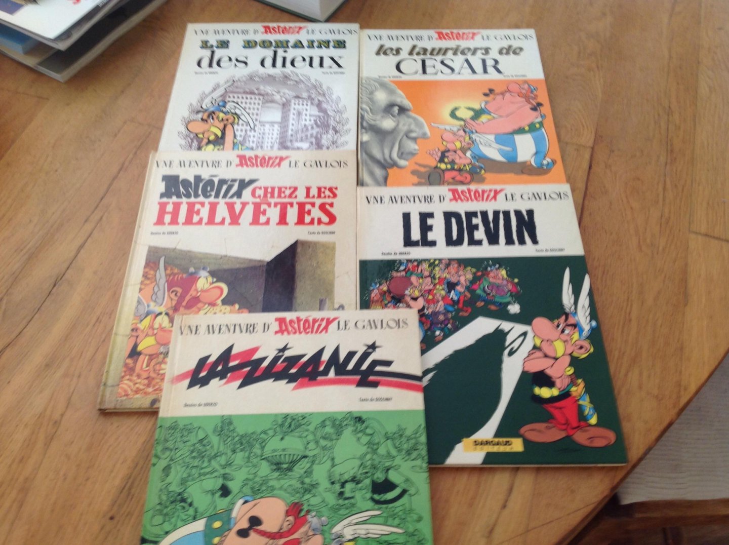 Goscinny/ Uderzo - La Zizanie, Le Devin, Asterix chez les Helvetes, Le Domaine des Dieux en Les Lauriers de Cesar.