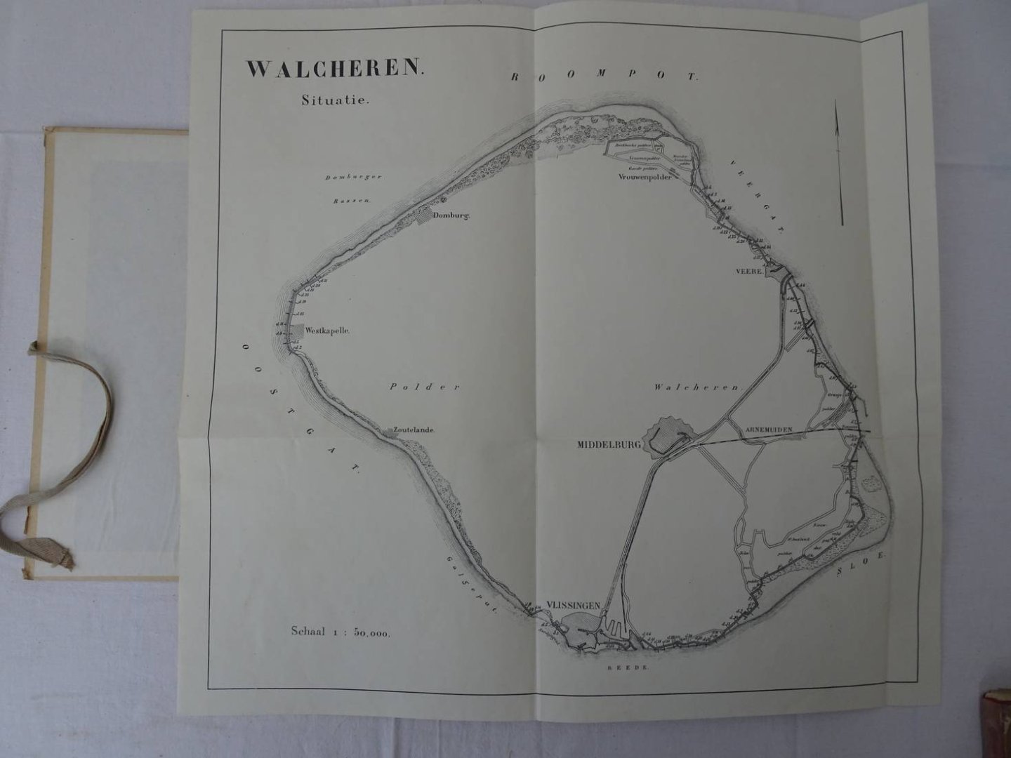 N.n.. - Portefeuille inhoudende 8 teekeningen bevattende eene situatie en de lengte- en dwarsprofielen van de zeedijken der polders op Walcheren.
