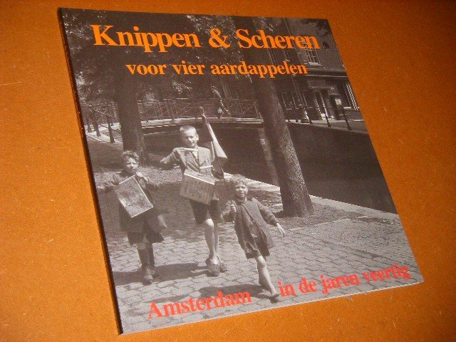Tulder, Roland van (samenstelling) - Amsterdam in de Jaren Veertig. Knippen en Scheren voor Vier Aardappelen.