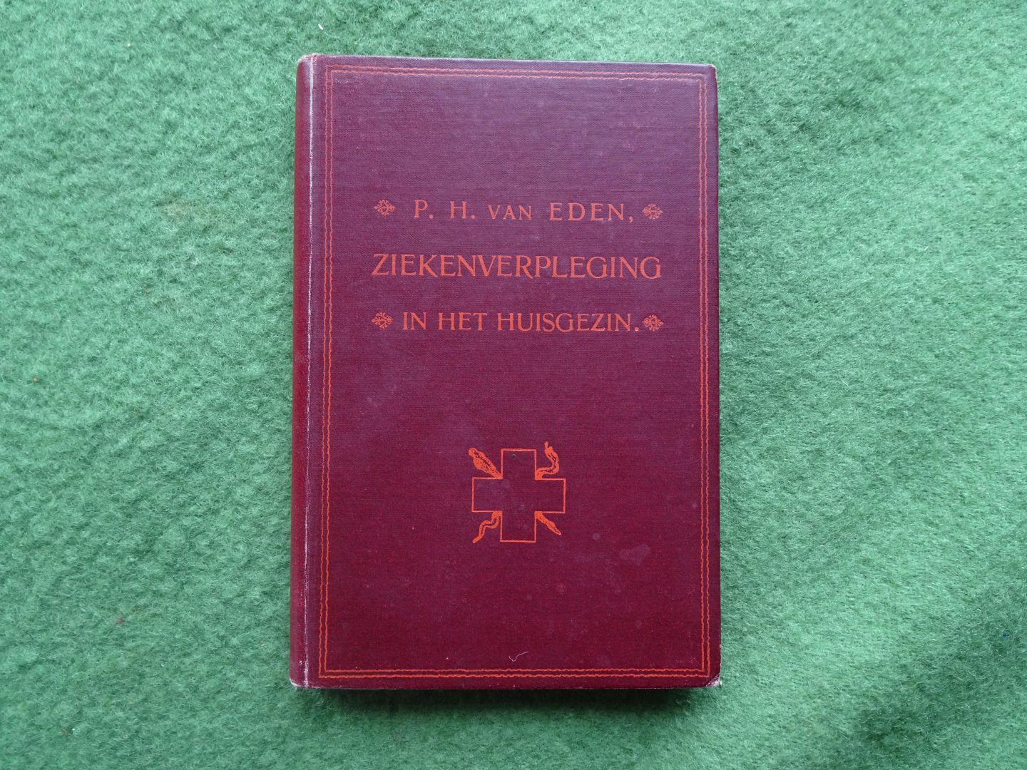 Eden, P.H. van (geneesheer-directeur van het stads-ziekenhuis te Leeuwarden) - ZIEKENVERPLEGING IN HET HUISGEZIN Met 47 afbeeldingen in den tekst en alphabetisch register