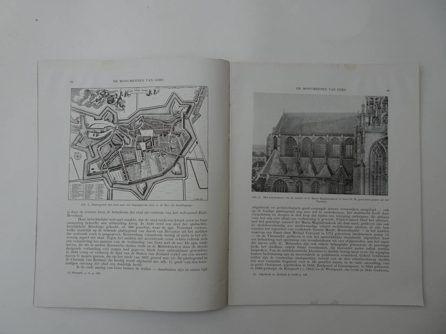Unger, W.S. & H. van der Kloot Meijburg. - De Monumenten van Goes. I. Inleiding. II. De groote of Maria-Magdalenakerk. III. Openbare Gebouwen. IV. Kerkgebouwen der N.H. Gemeenten te Nisse en Kapelle.