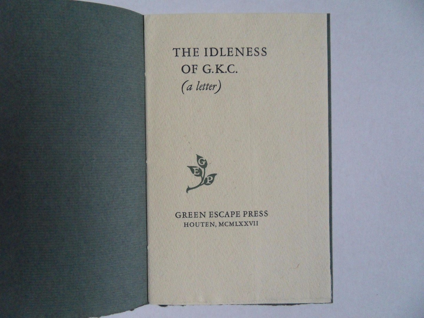 Chesterton, G.K. [ GESIGNEERD door de drukker onder het colophon ]. - The Idleness of G.K.C. ( a letter).  [ Beperkte oplage voor de vrienden en relaties van de drukker ].