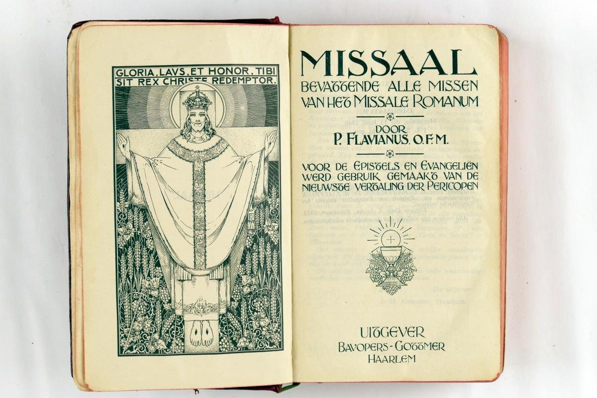 Flavianus, O.F.M. P. - Missaal Bevallende alle missen van het missale romanum. Voor de epistels en evangelien werd gebruik gemaakt van de nieuwste vertaling der pericopen (4 foto's)