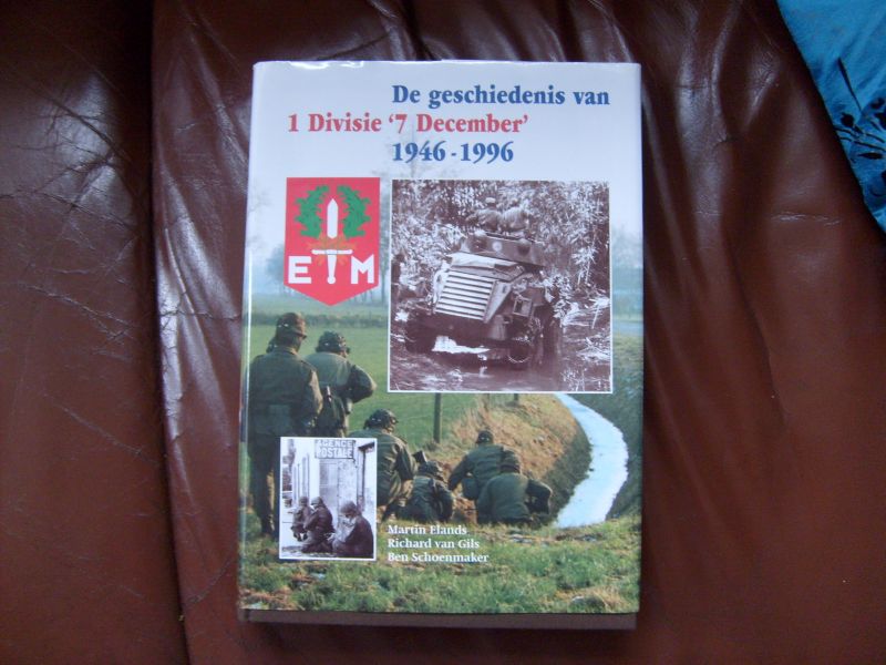 Elands Martin / Gils van Richard / Schoenmaker Ben - De geschiedenis van 1 Divisie ' 7 December' 1946-1996