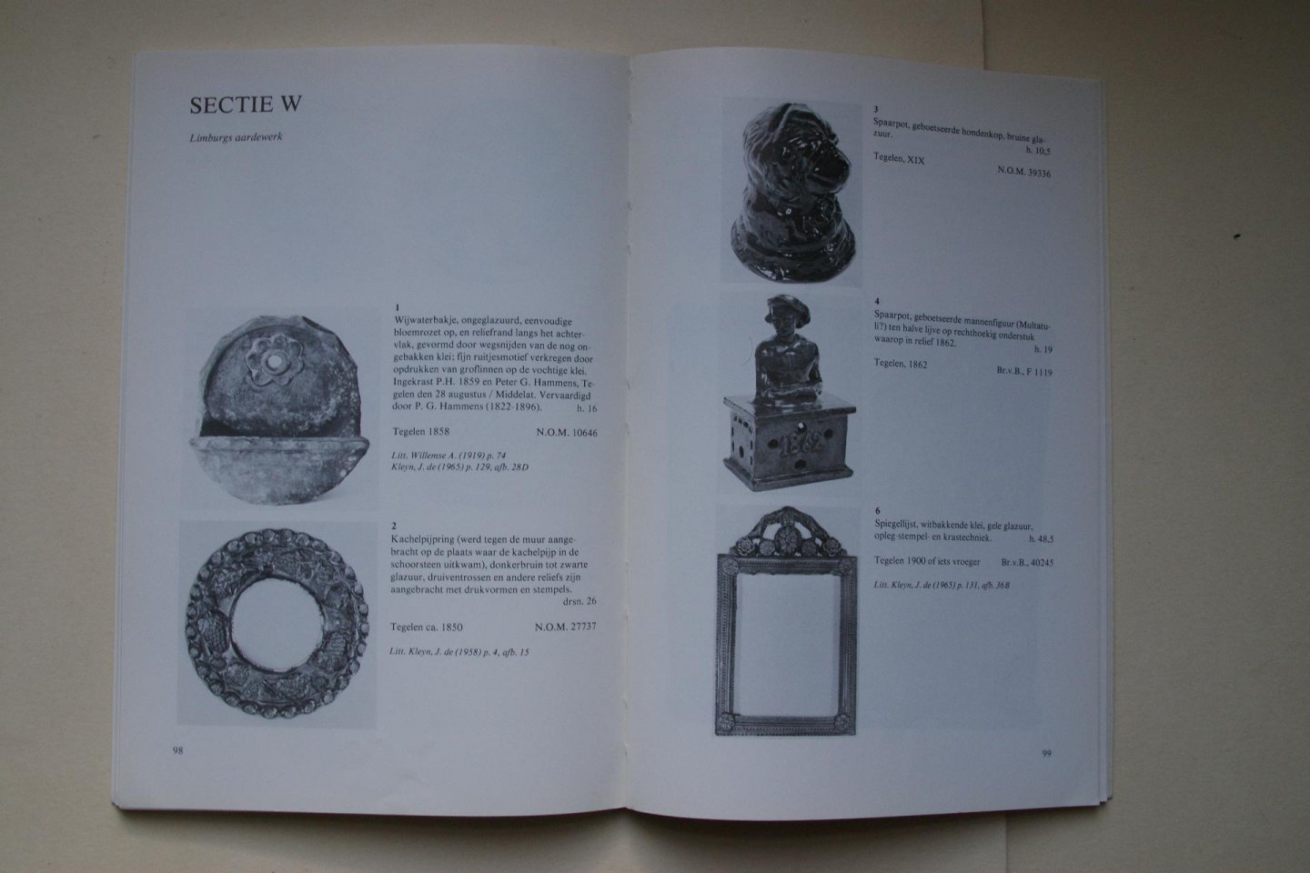 Kleyn, J. de - 2 boeken: HET AANKIJKEN WAARD voorwerpen van ambacht en huisvlijt uit het Openluchtmuseum    &    POT-SIERLIJK  versierd volksaardewerk  Uitgegeven n.a.v. tentoonstelling in Nederlands Openluchtmuseum Arnhem