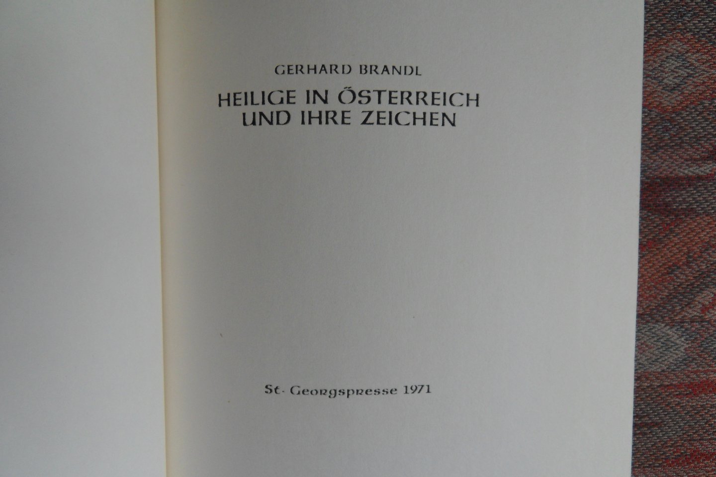 Brandl, Gerhard. [ GESIGNEERD door de auteur ]. - Heilige in Österreich und Ihre Zeichen. [ Genummerd ex. 114 / 120 ].