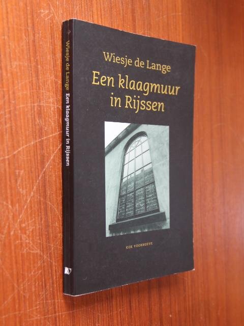 Lange, Wiesje de - Een klaagmuur in Rijssen